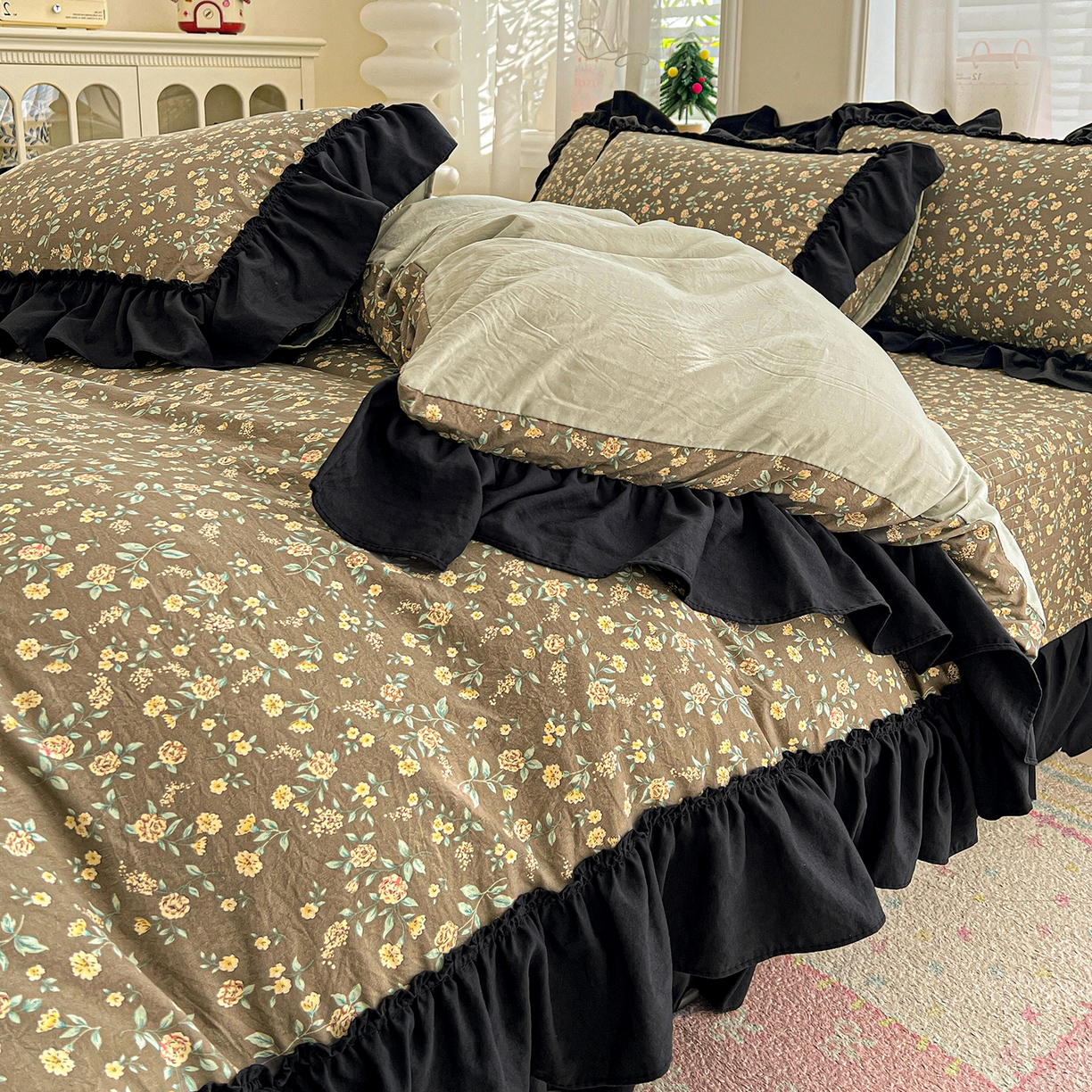 91家纺网 家纺一手货源 找家纺 富米莱（原臻工厂） 2026新款法式赫本风大花边A类古法仿棉云感纱床盖床裙四件套-场景二 知否