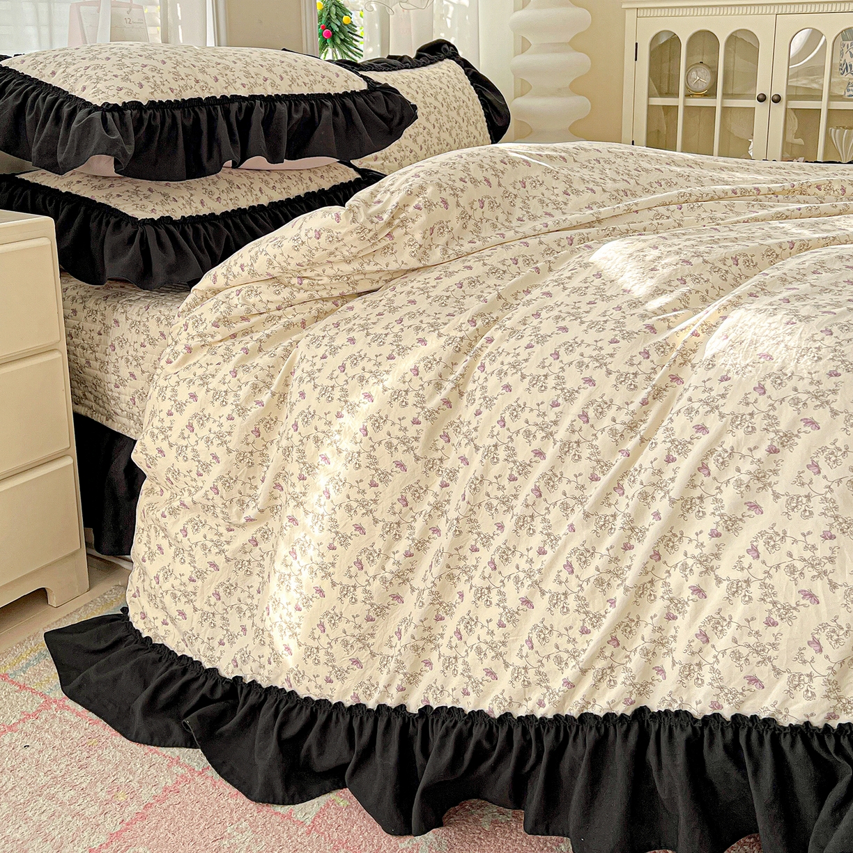 91家纺网 家纺一手货源 找家纺 富米莱（原臻工厂） 2026新款法式赫本风大花边A类古法仿棉云感纱床盖床裙四件套-场景二 花间谣