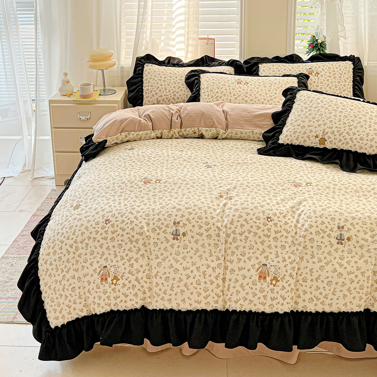 91家纺网 家纺一手货源 找家纺 富米莱（原臻工厂） 2026新款法式赫本风大花边A类古法仿棉云感纱床盖床裙四件套-场景二 午后时光