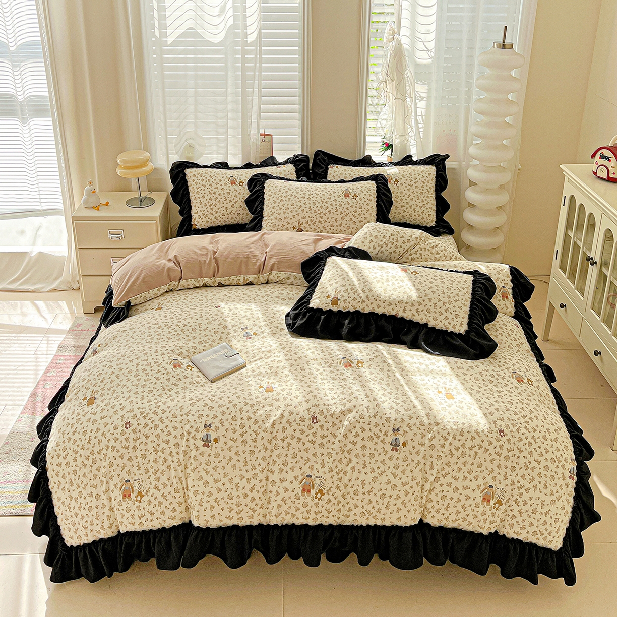 91家纺网 家纺一手货源 找家纺 富米莱（原臻工厂） 2026新款法式赫本风大花边A类古法仿棉云感纱床盖床裙四件套-场景二 午后时光