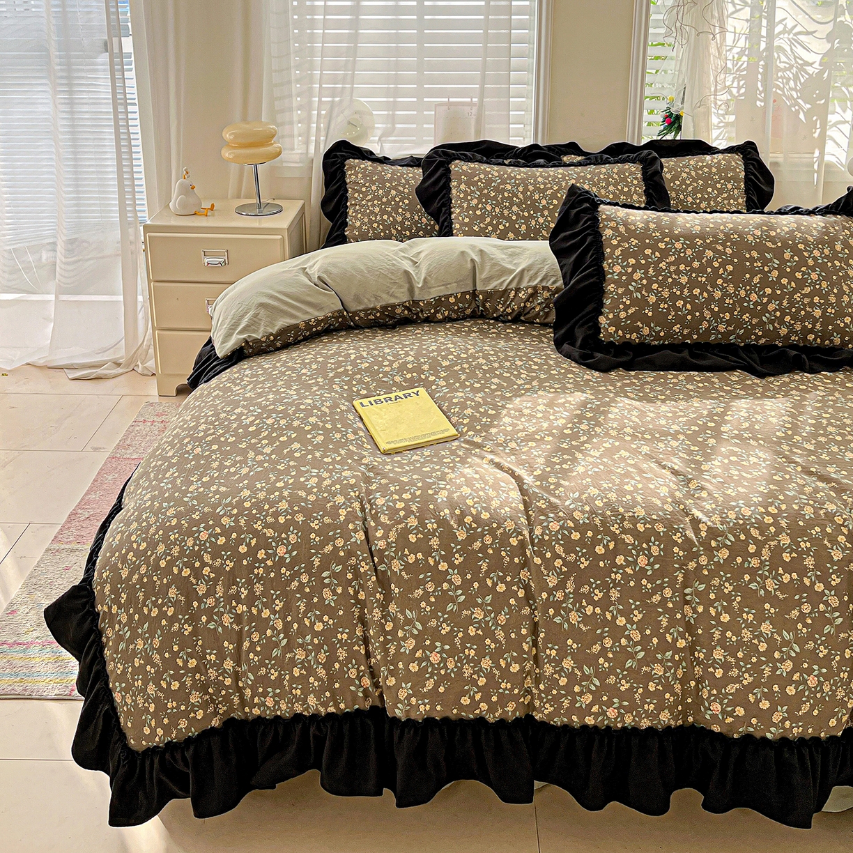 91家纺网 家纺一手货源 找家纺 富米莱（原臻工厂） 2026新款法式赫本风大花边A类古法仿棉云感纱床盖床裙四件套-场景二 知否