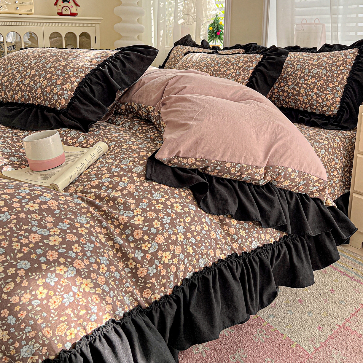 91家纺网 家纺一手货源 找家纺 富米莱（原臻工厂） 2026新款法式赫本风大花边A类古法仿棉云感纱床盖床裙四件套-场景二 漫野