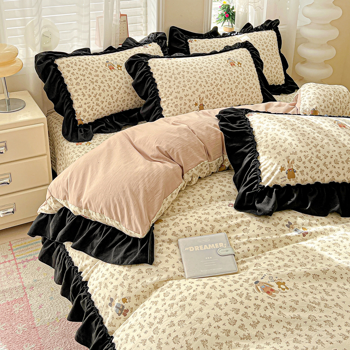 91家纺网 家纺一手货源 找家纺 富米莱（原臻工厂） 2026新款法式赫本风大花边A类古法仿棉云感纱床盖床裙四件套-场景二 午后时光