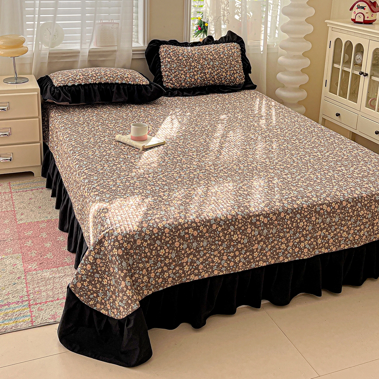 91家纺网 家纺一手货源 找家纺 富米莱（原臻工厂） 2026新款法式赫本风大花边A类古法仿棉云感纱床盖床裙四件套-场景二 漫野