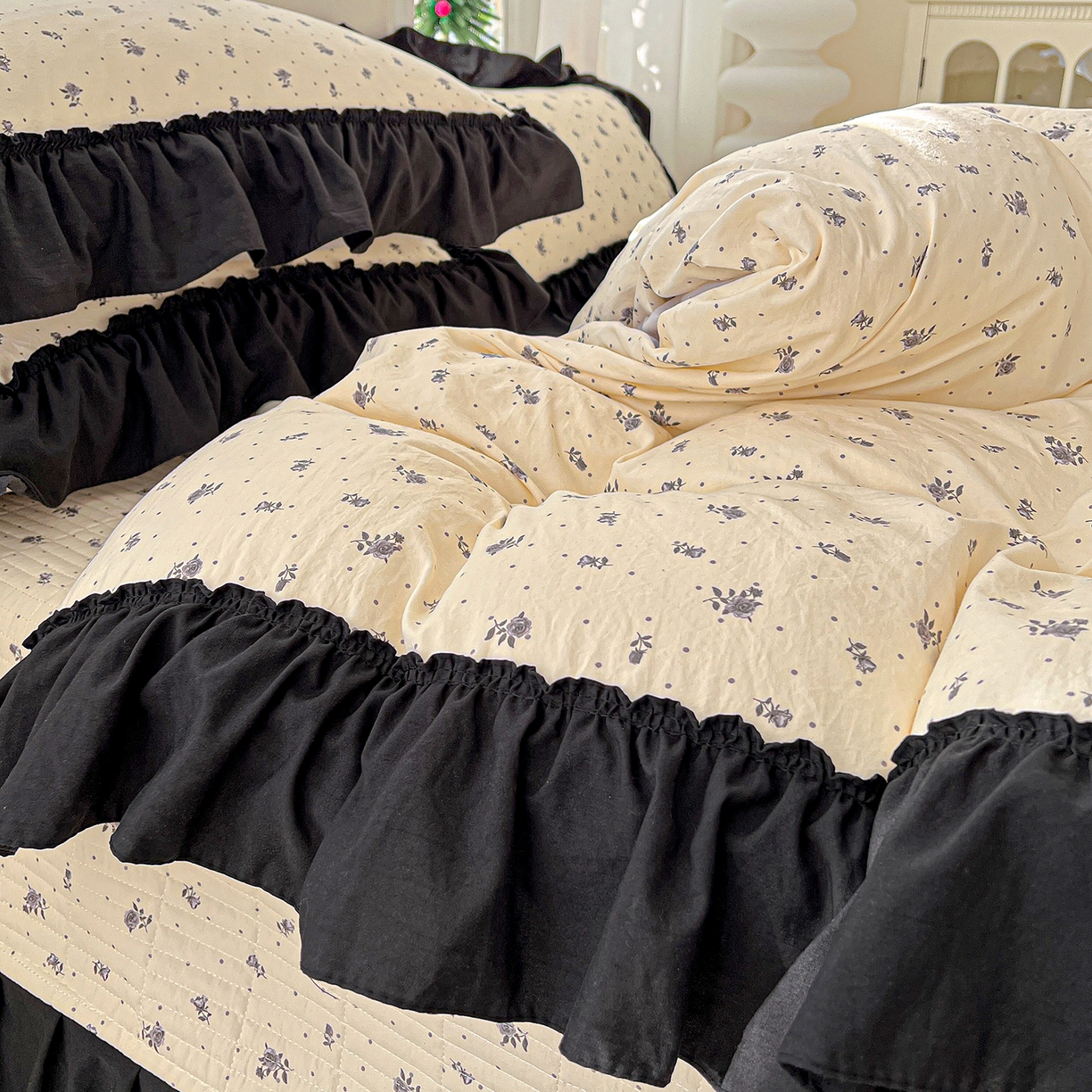 91家纺网 家纺一手货源 找家纺 富米莱（原臻工厂） 2026新款法式赫本风大花边A类古法仿棉云感纱床盖床裙四件套-场景二 小玫瑰