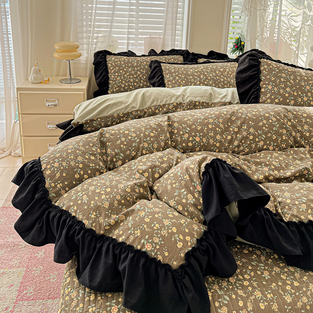 91家纺网 家纺一手货源 找家纺 富米莱（原臻工厂） 2026新款法式赫本风大花边A类古法仿棉云感纱床盖床裙四件套-场景二 知否