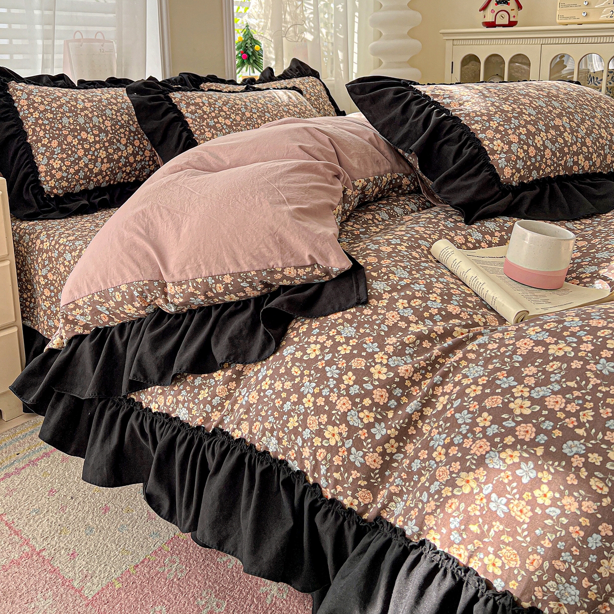 91家纺网 家纺一手货源 找家纺 富米莱（原臻工厂） 2026新款法式赫本风大花边A类古法仿棉云感纱床盖床裙四件套-场景二 漫野