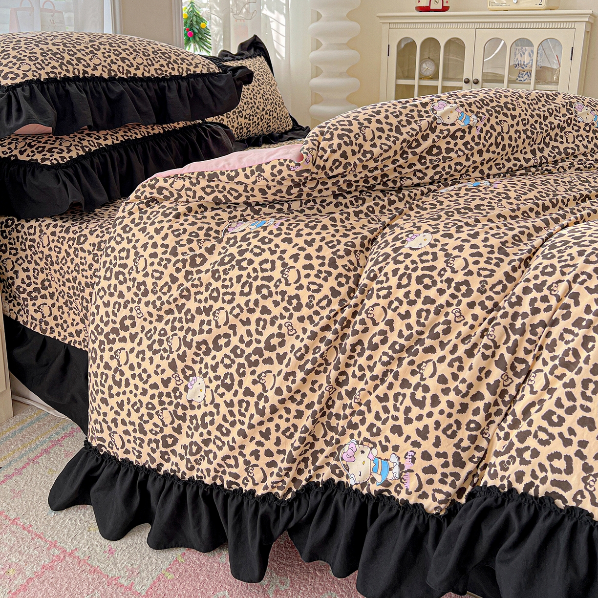 91家纺网 家纺一手货源 找家纺 富米莱（原臻工厂） 2026新款法式赫本风大花边A类古法仿棉云感纱床盖床裙四件套-场景二 豹纹猫咪