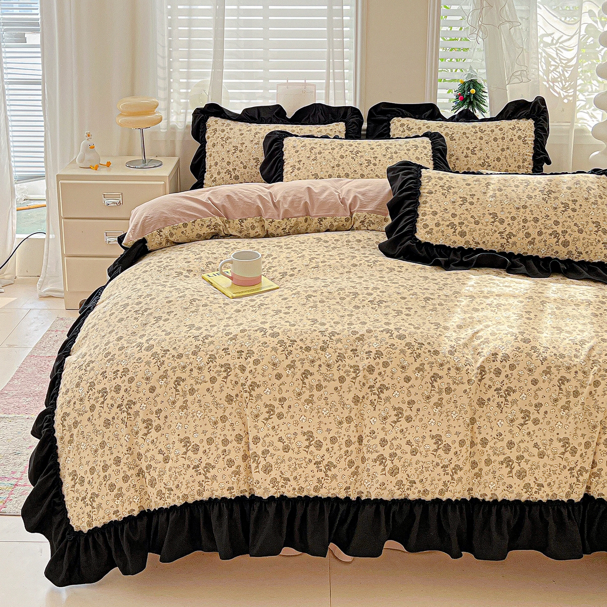 91家纺网 家纺一手货源 找家纺 富米莱（原臻工厂） 2026新款法式赫本风大花边A类古法仿棉云感纱床盖床裙四件套-场景二 卡布奇诺