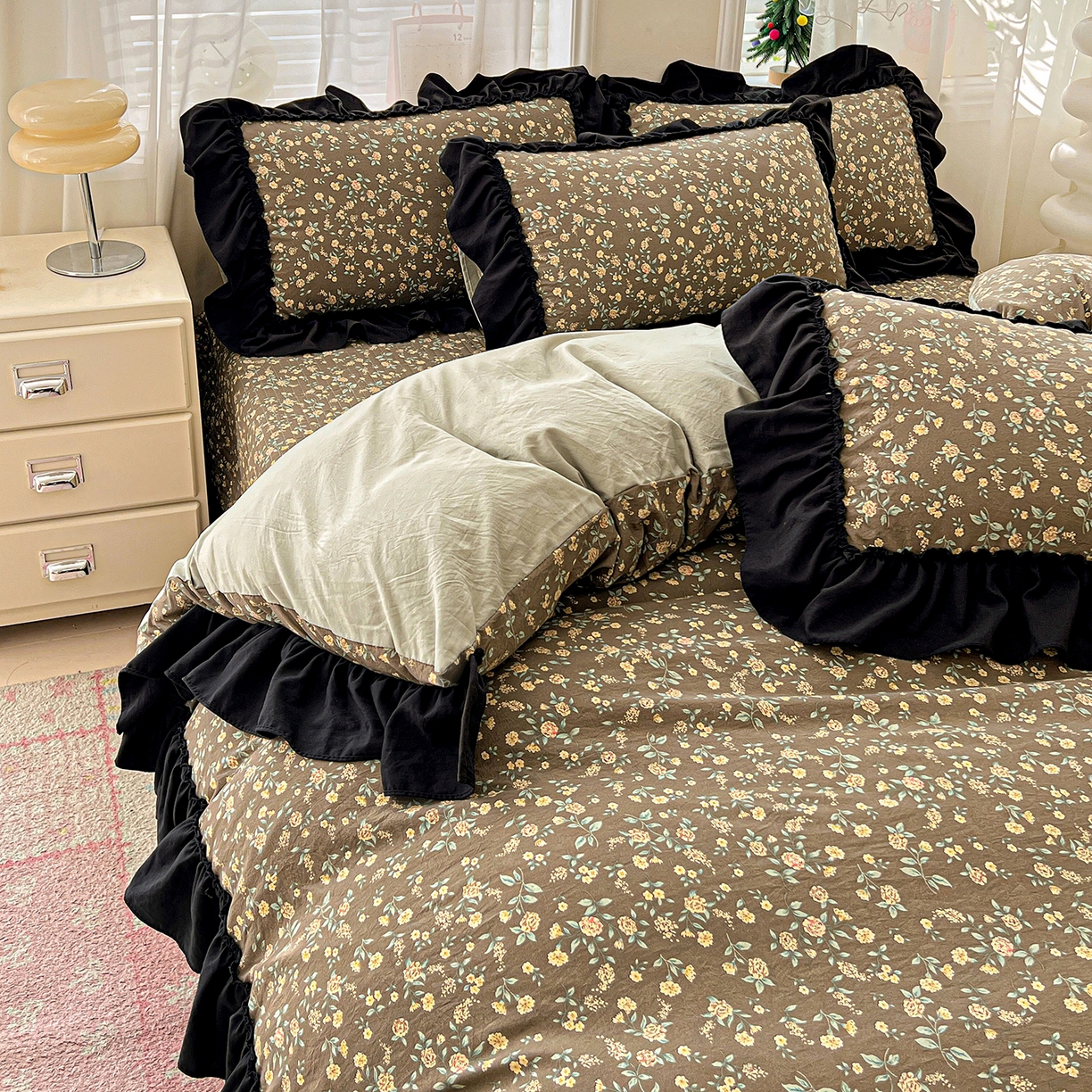 91家纺网 家纺一手货源 找家纺 富米莱（原臻工厂） 2026新款法式赫本风大花边A类古法仿棉云感纱床盖床裙四件套-场景二 知否