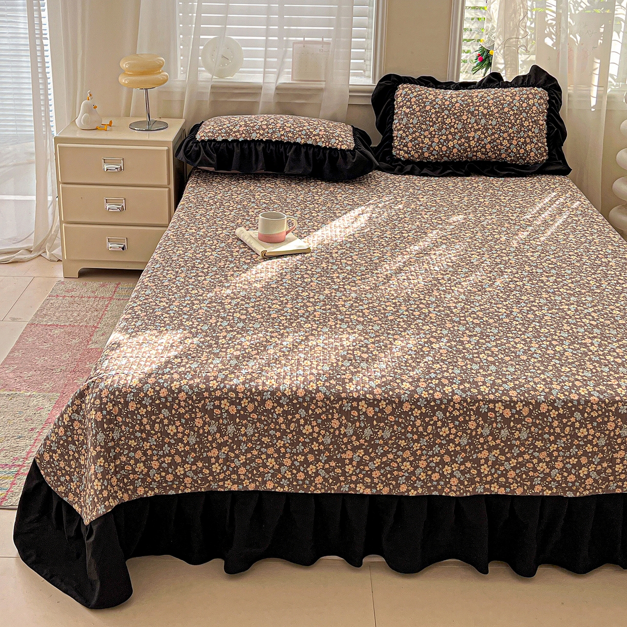 91家纺网 家纺一手货源 找家纺 富米莱（原臻工厂） 2026新款法式赫本风大花边A类古法仿棉云感纱床盖床裙四件套-场景二 漫野