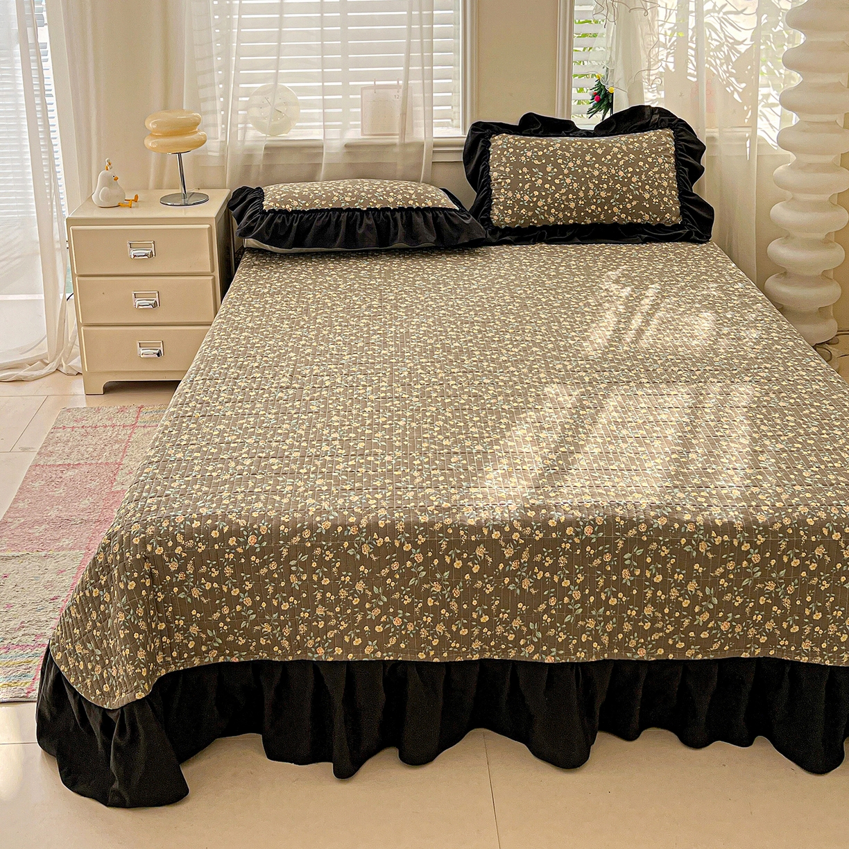 91家纺网 家纺一手货源 找家纺 富米莱（原臻工厂） 2026新款法式赫本风大花边A类古法仿棉云感纱床盖床裙四件套-场景二 知否