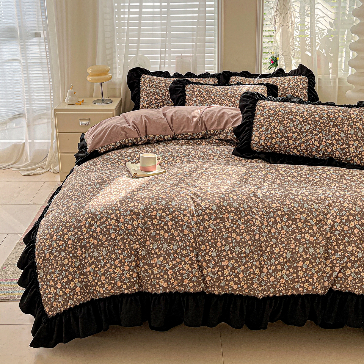 91家纺网 家纺一手货源 找家纺 富米莱（原臻工厂） 2026新款法式赫本风大花边A类古法仿棉云感纱床盖床裙四件套-场景二 漫野