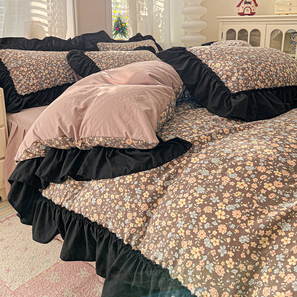 91家纺网 家纺一手货源 找家纺 富米莱（原臻工厂） 2026新款法式赫本风大花边A类古法仿棉云感纱床盖床裙四件套-场景二 漫野