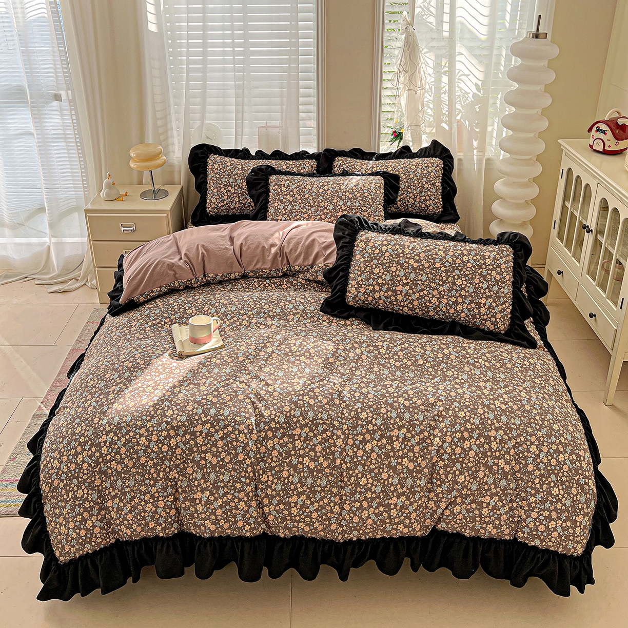 91家纺网 家纺一手货源 找家纺 富米莱（原臻工厂） 2026新款法式赫本风大花边A类古法仿棉云感纱床盖床裙四件套-场景二 漫野