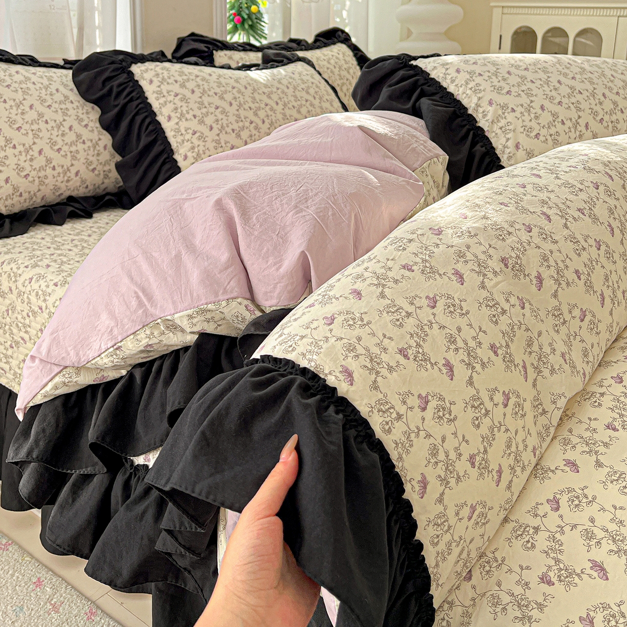 91家纺网 家纺一手货源 找家纺 （总）富米莱（原臻工厂） 2026新款法式赫本风大花边A类古法仿棉云感纱床盖床裙四件套-场景二