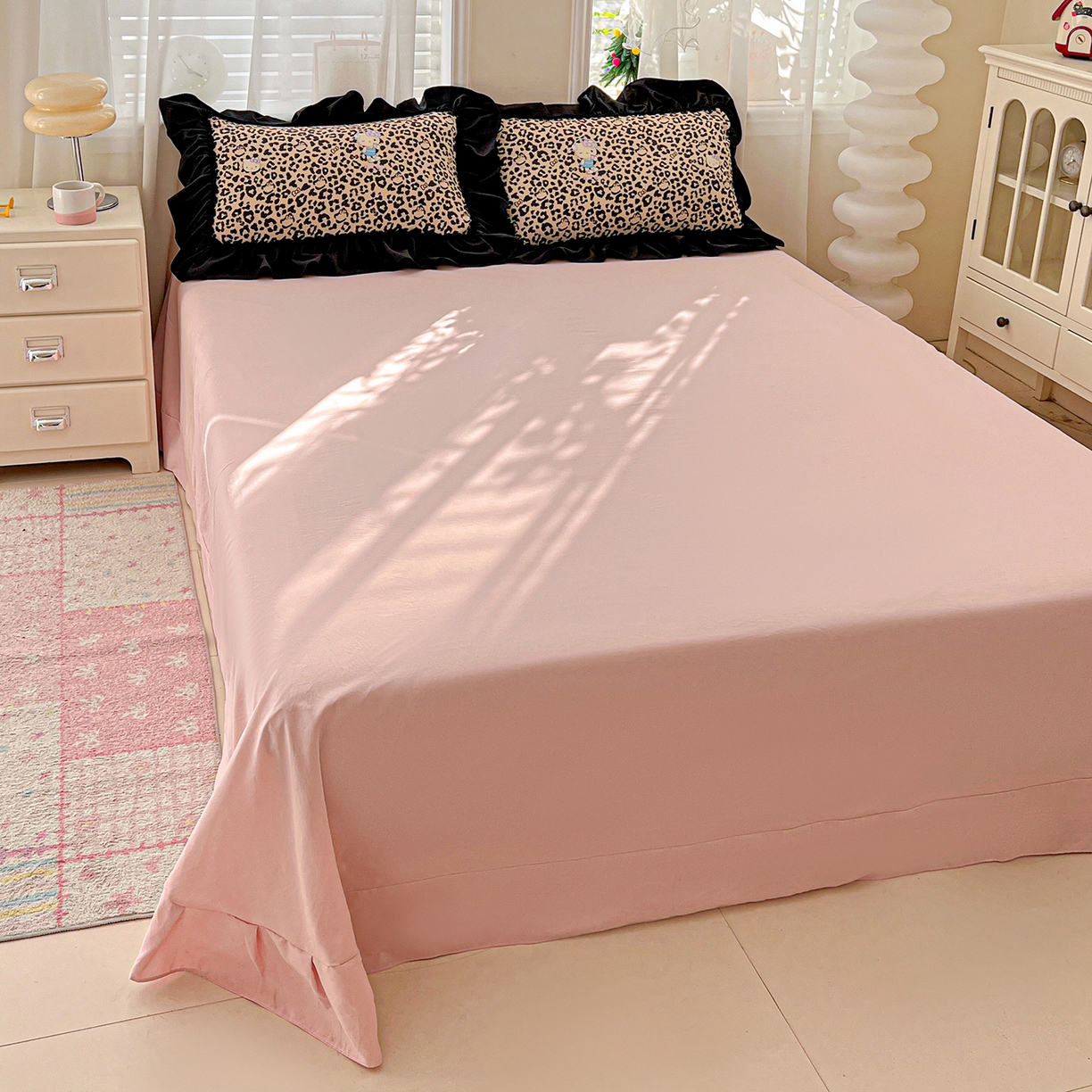 91家纺网 家纺一手货源 找家纺 富米莱（原臻工厂） 2026新款法式赫本风大花边A类古法仿棉云感纱床盖床裙四件套-场景二 豹纹猫咪