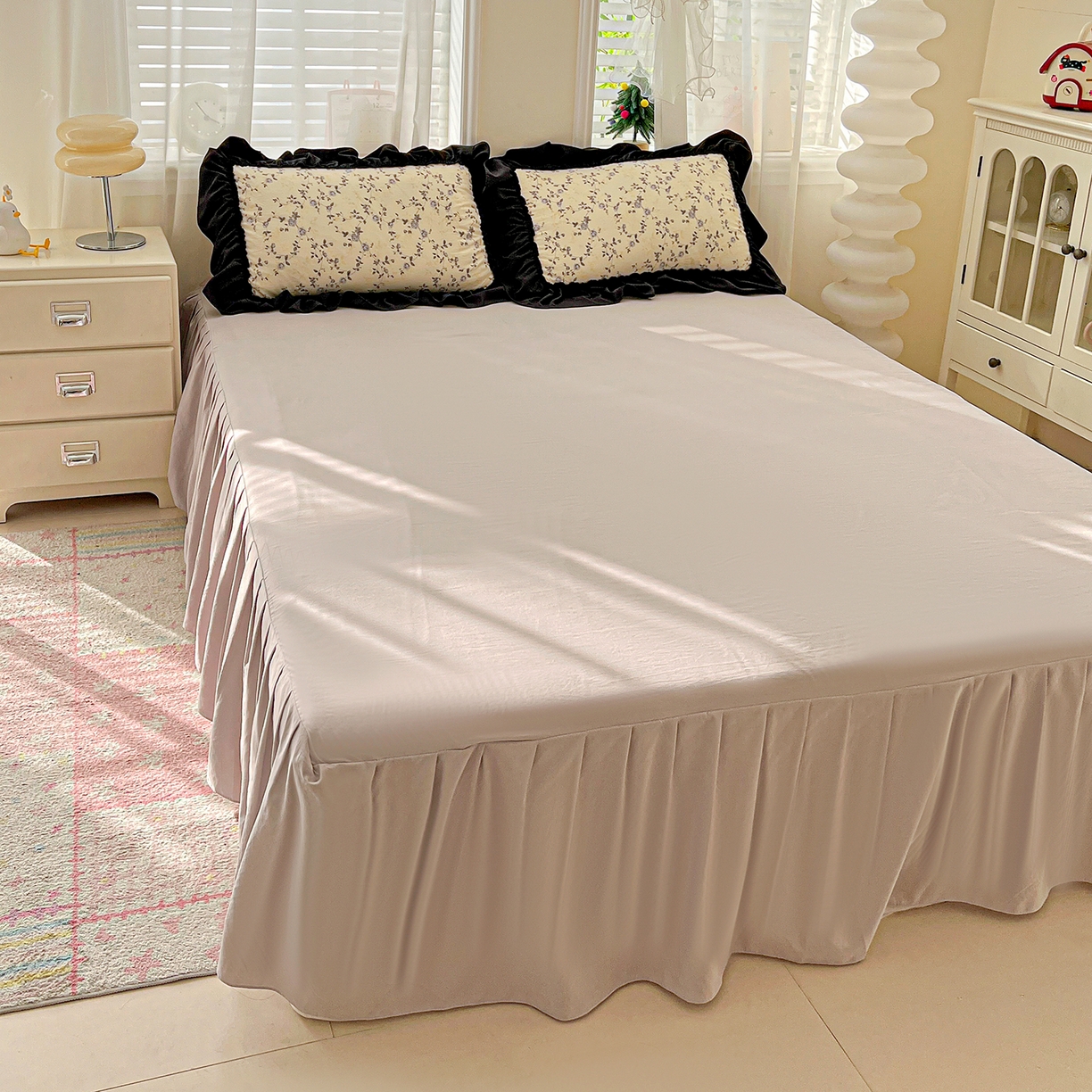 91家纺网 家纺一手货源 找家纺 富米莱（原臻工厂） 2026新款法式赫本风大花边A类古法仿棉云感纱床盖床裙四件套-场景二 槿上花开