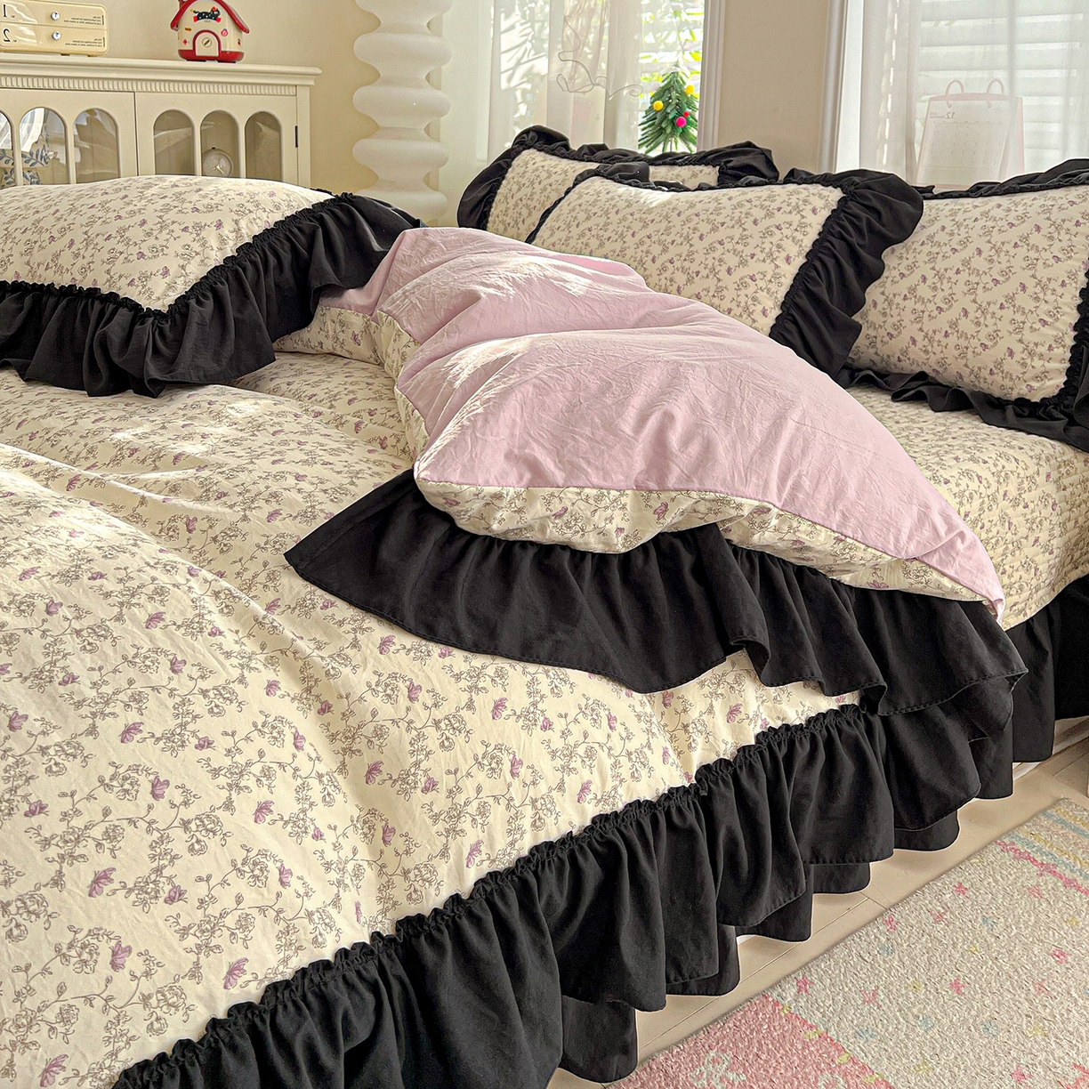 91家纺网 家纺一手货源 找家纺 富米莱（原臻工厂） 2026新款法式赫本风大花边A类古法仿棉云感纱床盖床裙四件套-场景二 花间谣