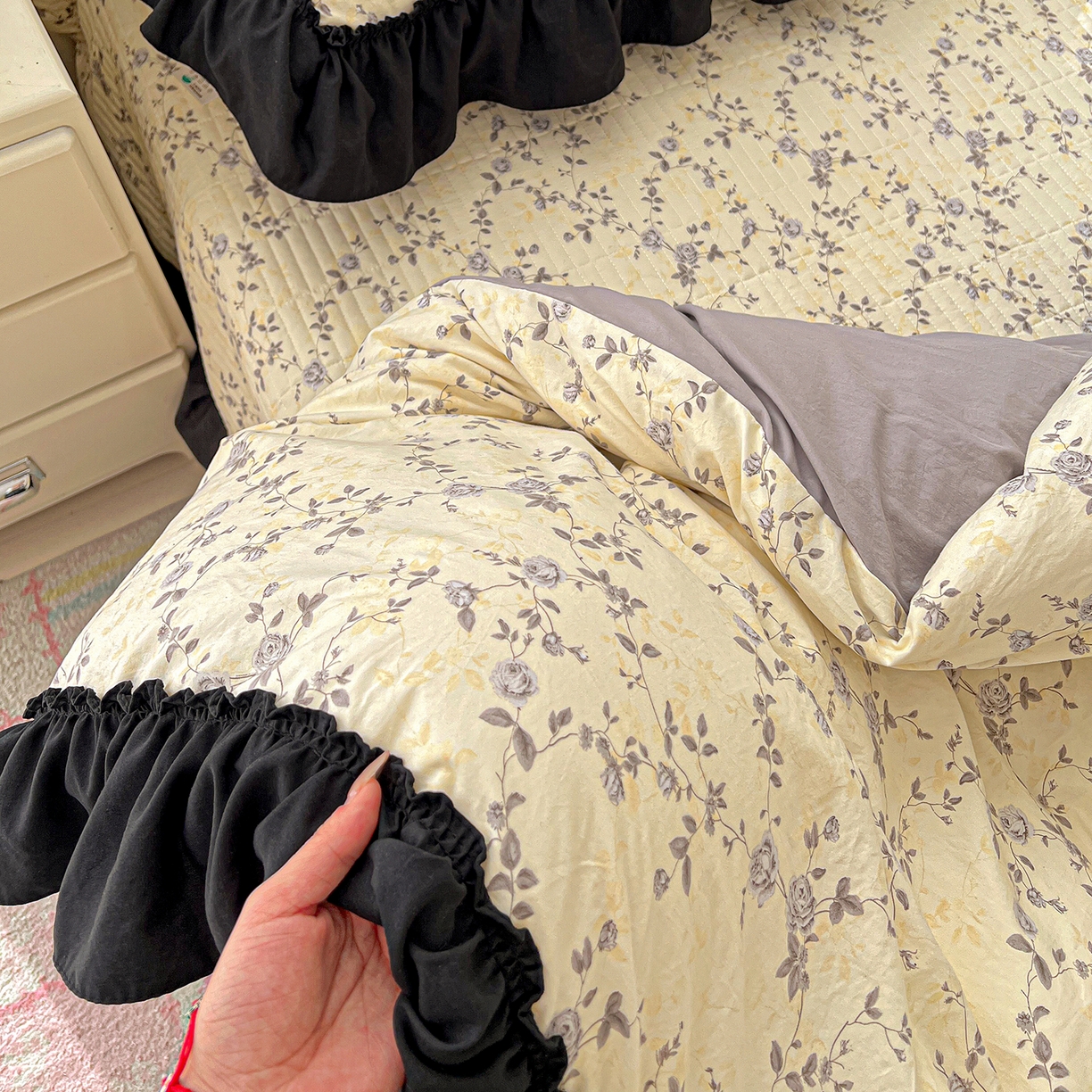 91家纺网 家纺一手货源 找家纺 富米莱（原臻工厂） 2026新款法式赫本风大花边A类古法仿棉云感纱床盖床裙四件套-场景二 槿上花开