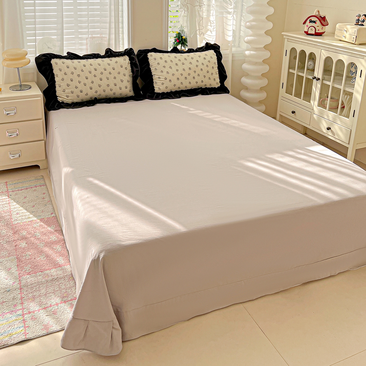 91家纺网 家纺一手货源 找家纺 富米莱（原臻工厂） 2026新款法式赫本风大花边A类古法仿棉云感纱床盖床裙四件套-场景二 花语玫瑰