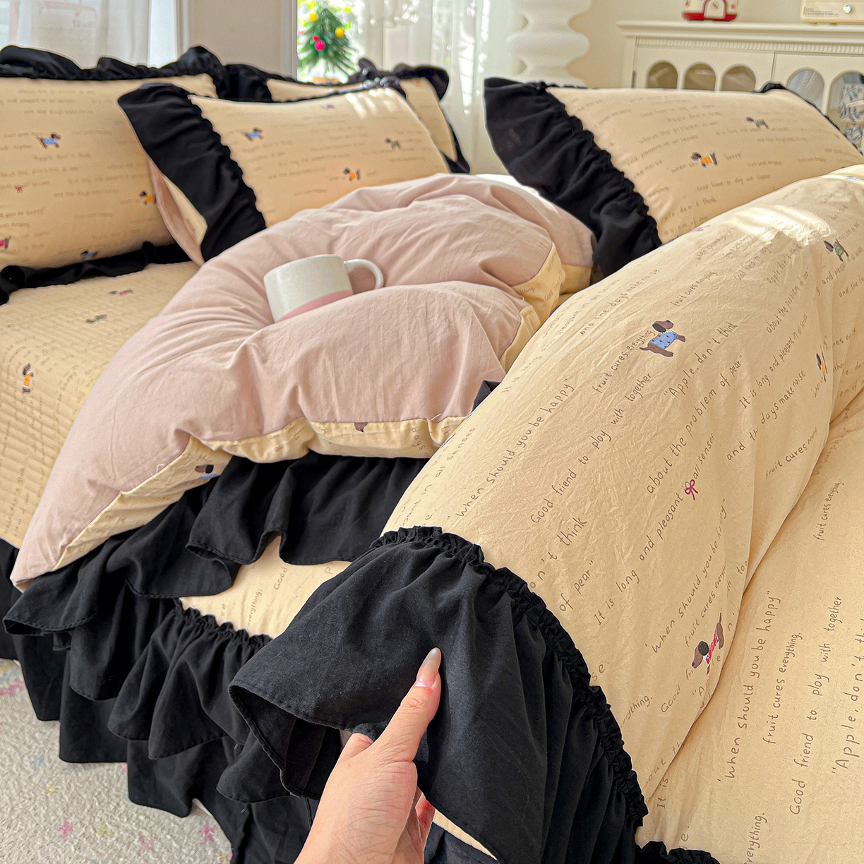 富米莱（原臻工厂） 2026新款法式赫本风大花边A类古法仿棉云感纱床盖床裙四件套-场景二 狗狗家族