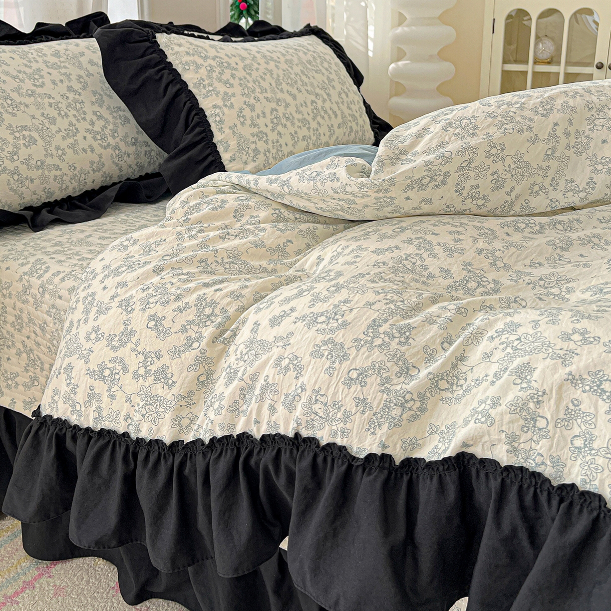 91家纺网 家纺一手货源 找家纺 富米莱（原臻工厂） 2026新款法式赫本风大花边A类古法仿棉云感纱床盖床裙四件套-场景二 兰絮语