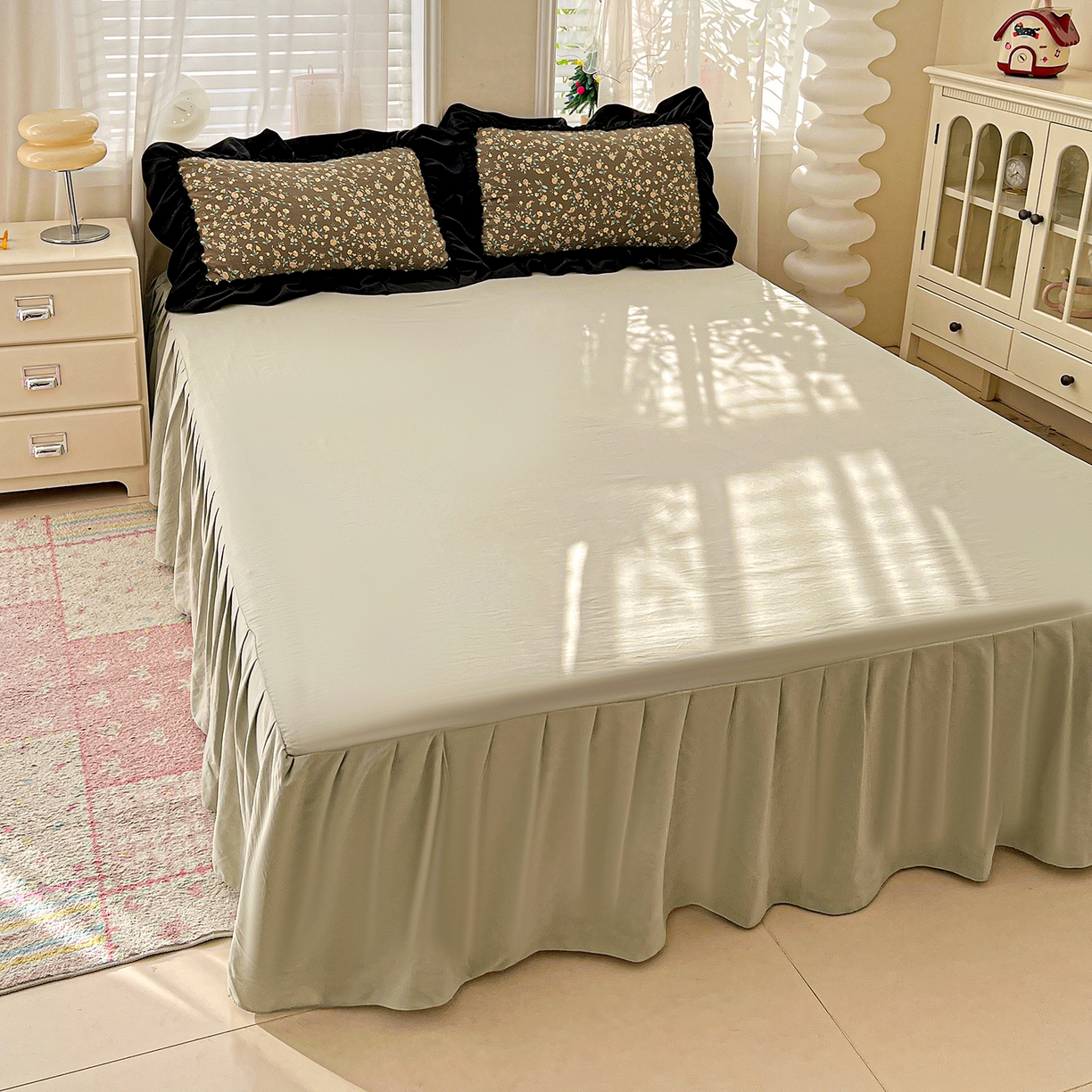 91家纺网 家纺一手货源 找家纺 富米莱（原臻工厂） 2026新款法式赫本风大花边A类古法仿棉云感纱床盖床裙四件套-场景二 知否