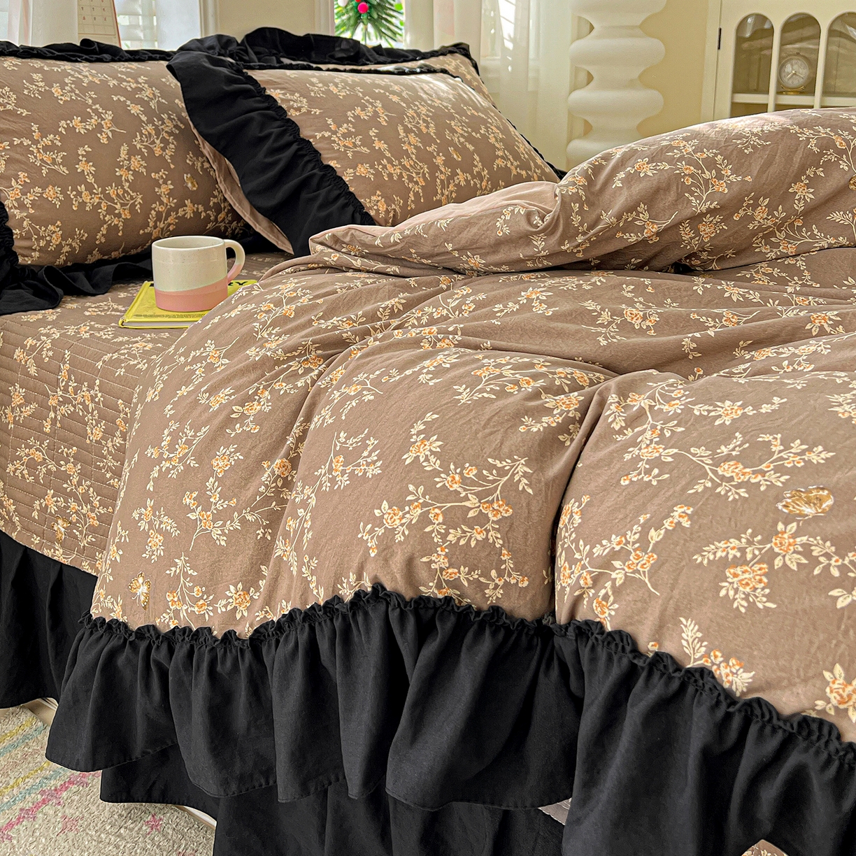 91家纺网 家纺一手货源 找家纺 富米莱（原臻工厂） 2026新款法式赫本风大花边A类古法仿棉云感纱床盖床裙四件套-场景二 花影浅吟