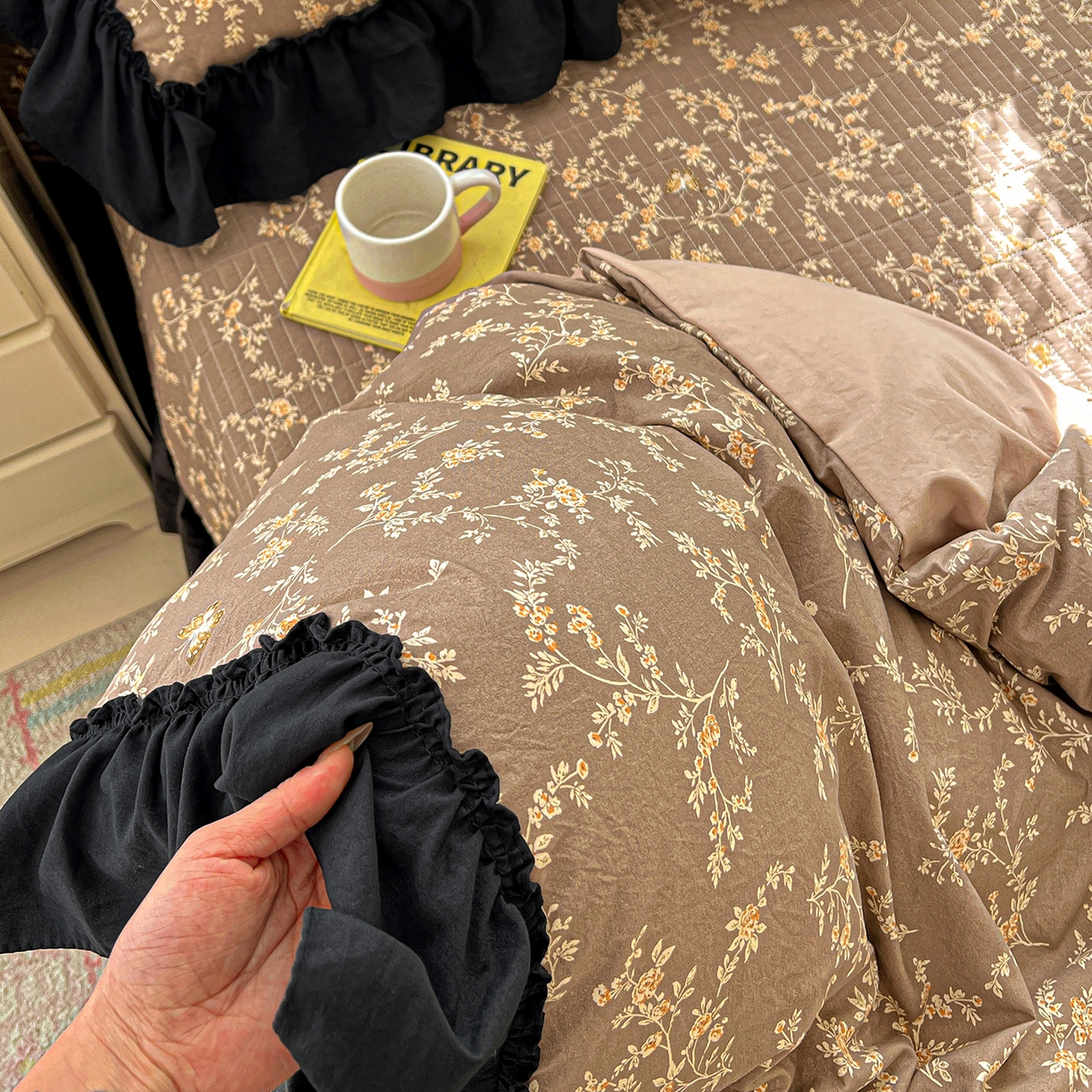 91家纺网 家纺一手货源 找家纺 富米莱（原臻工厂） 2026新款法式赫本风大花边A类古法仿棉云感纱床盖床裙四件套-场景二 花影浅吟