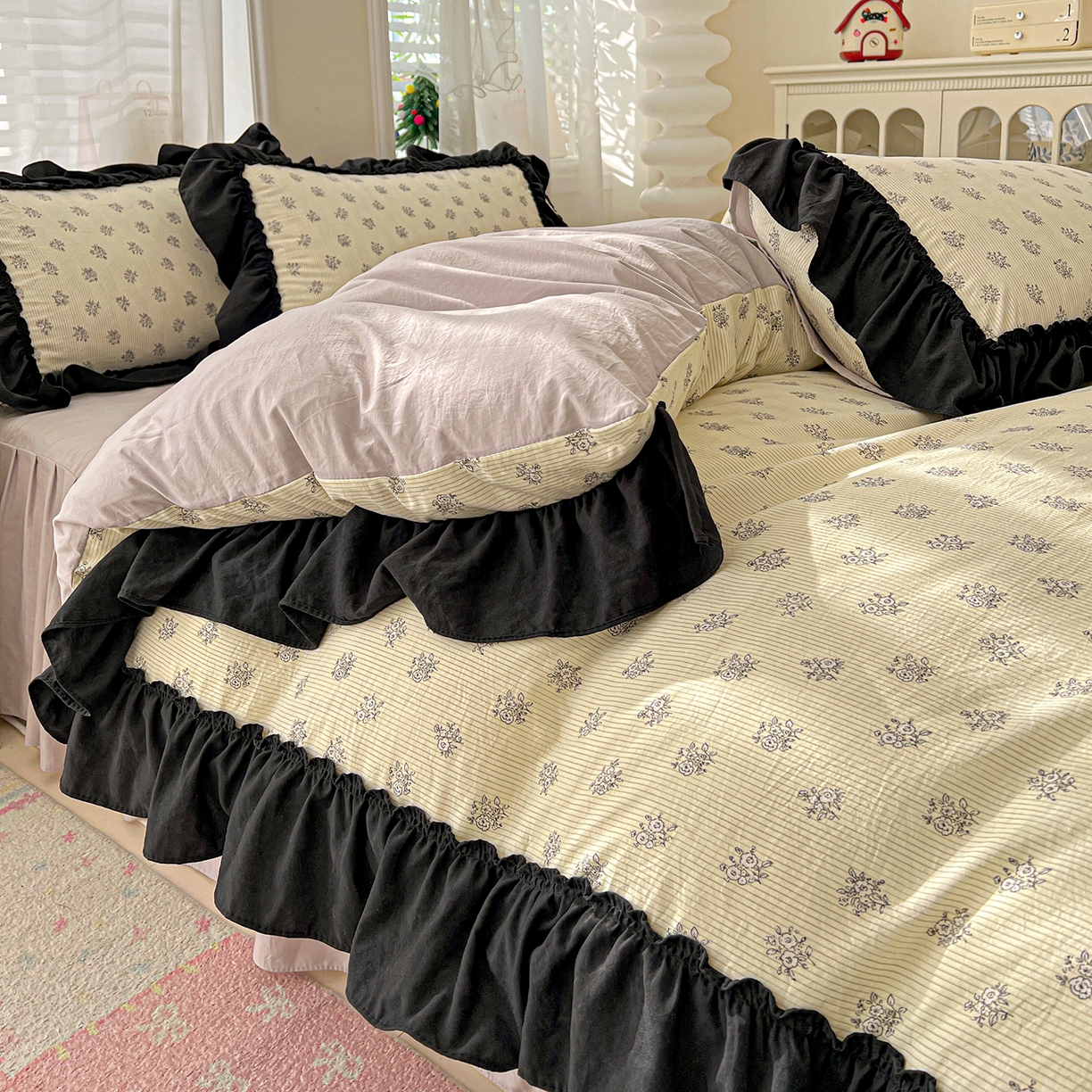 91家纺网 家纺一手货源 找家纺 富米莱（原臻工厂） 2026新款法式赫本风大花边A类古法仿棉云感纱床盖床裙四件套-场景二 花语玫瑰