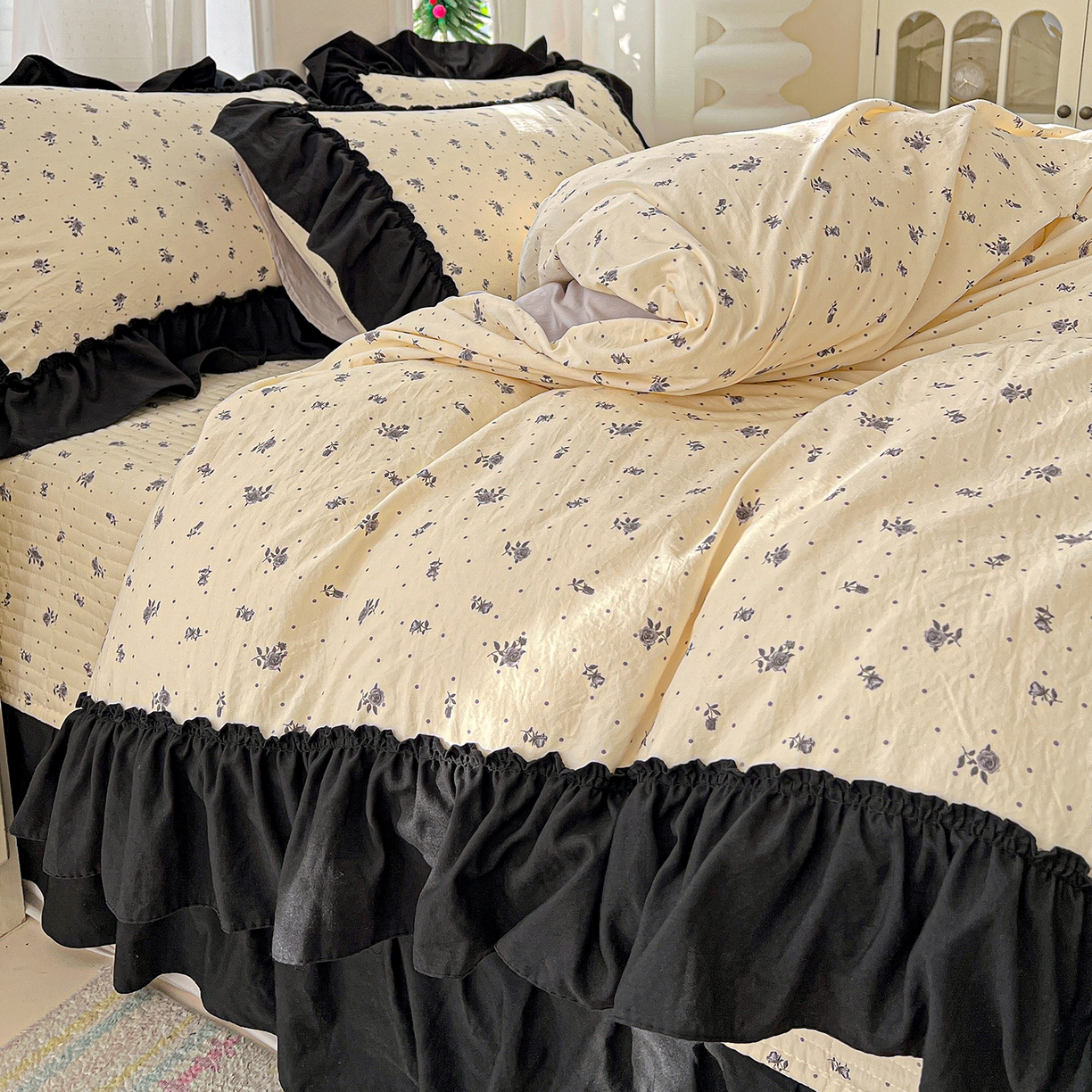 91家纺网 家纺一手货源 找家纺 富米莱（原臻工厂） 2026新款法式赫本风大花边A类古法仿棉云感纱床盖床裙四件套-场景二 小玫瑰