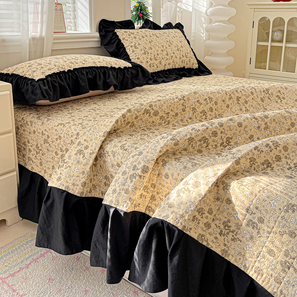 91家纺网 家纺一手货源 找家纺 富米莱（原臻工厂） 2026新款法式赫本风大花边A类古法仿棉云感纱床盖床裙四件套-场景二 卡布奇诺