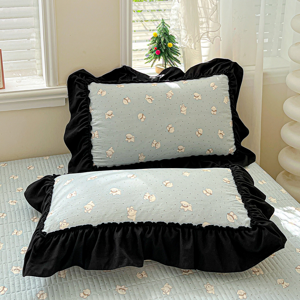 91家纺网 家纺一手货源 找家纺 富米莱（原臻工厂） 2026新款法式赫本风大花边A类古法仿棉云感纱床盖床裙四件套-场景二 雾蓝小熊