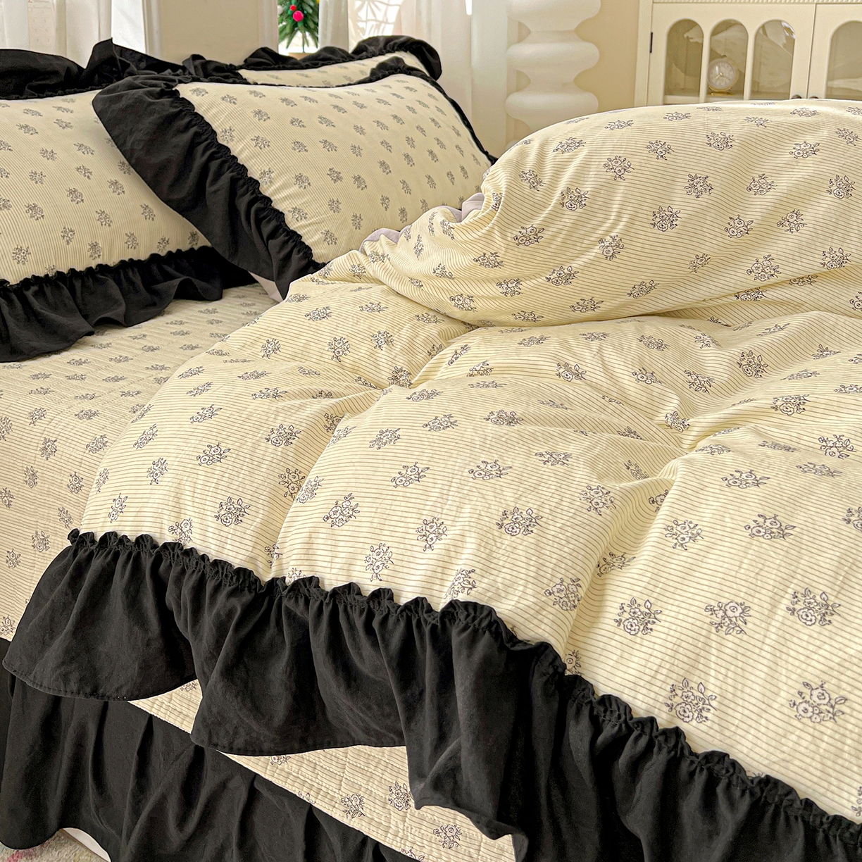 91家纺网 家纺一手货源 找家纺 富米莱（原臻工厂） 2026新款法式赫本风大花边A类古法仿棉云感纱床盖床裙四件套-场景二 花语玫瑰