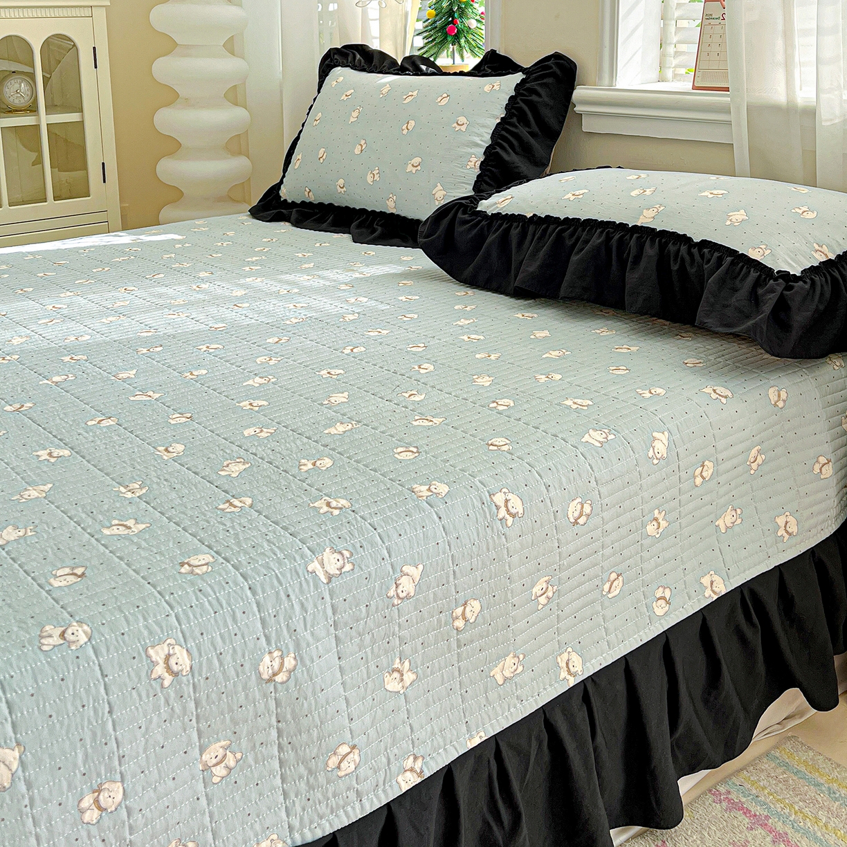 91家纺网 家纺一手货源 找家纺 富米莱（原臻工厂） 2026新款法式赫本风大花边A类古法仿棉云感纱床盖床裙四件套-场景二 雾蓝小熊