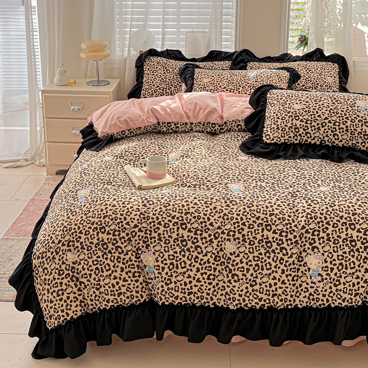 91家纺网 家纺一手货源 找家纺 富米莱（原臻工厂） 2026新款法式赫本风大花边A类古法仿棉云感纱床盖床裙四件套-场景二 豹纹猫咪