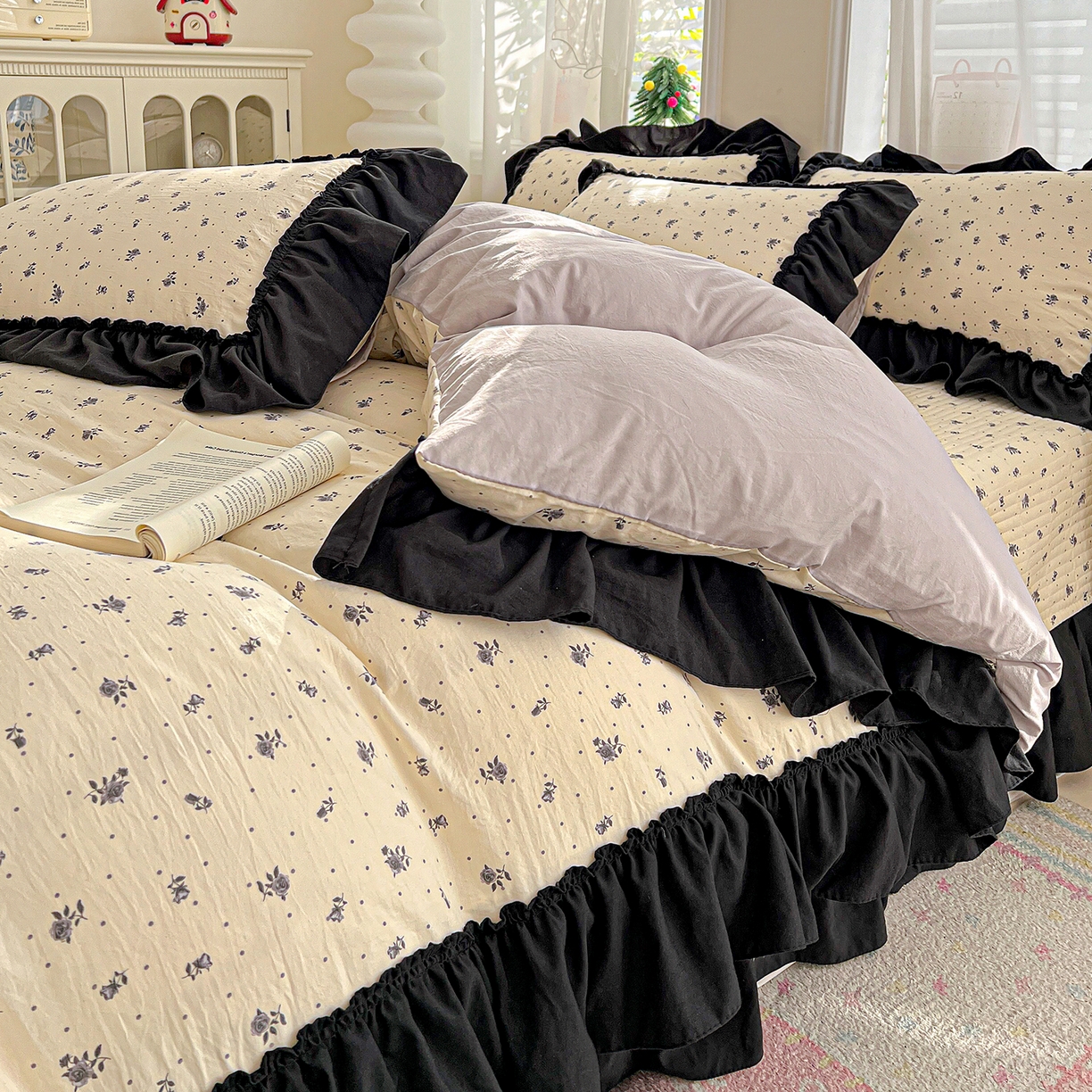 91家纺网 家纺一手货源 找家纺 富米莱（原臻工厂） 2026新款法式赫本风大花边A类古法仿棉云感纱床盖床裙四件套-场景二 小玫瑰