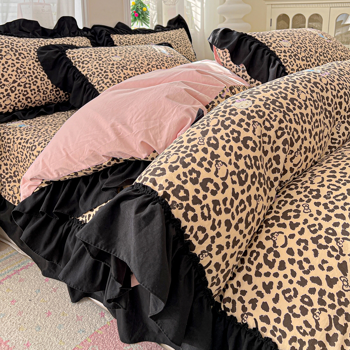 91家纺网 家纺一手货源 找家纺 富米莱（原臻工厂） 2026新款法式赫本风大花边A类古法仿棉云感纱床盖床裙四件套-场景二 豹纹猫咪