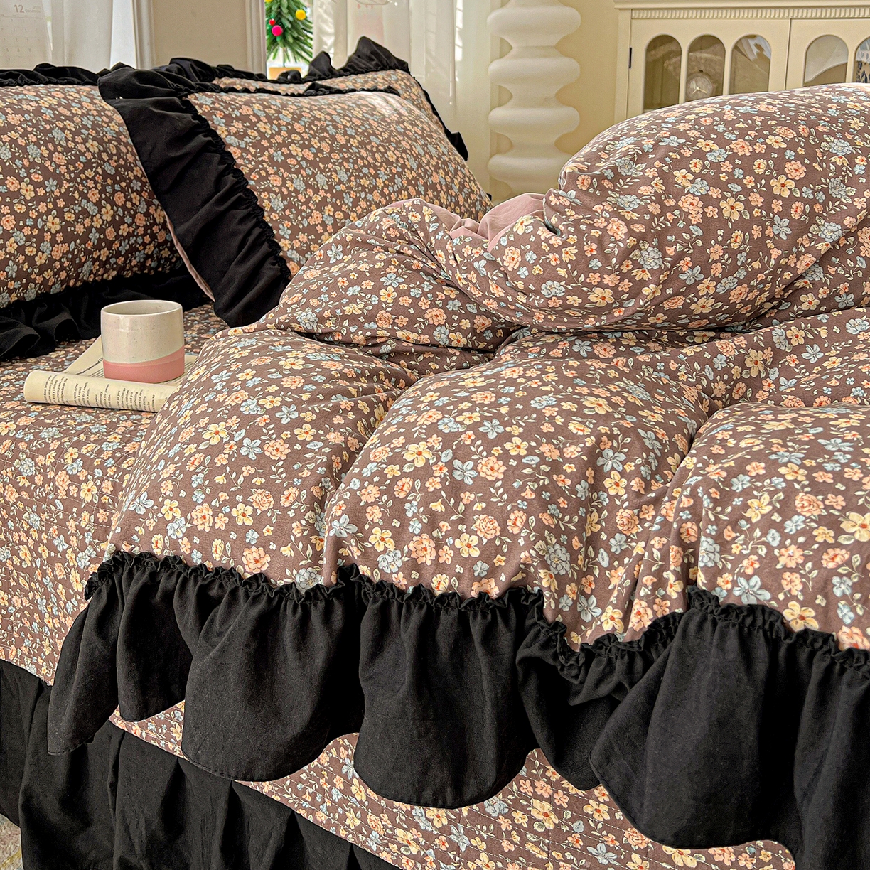 91家纺网 家纺一手货源 找家纺 富米莱（原臻工厂） 2026新款法式赫本风大花边A类古法仿棉云感纱床盖床裙四件套-场景二 漫野