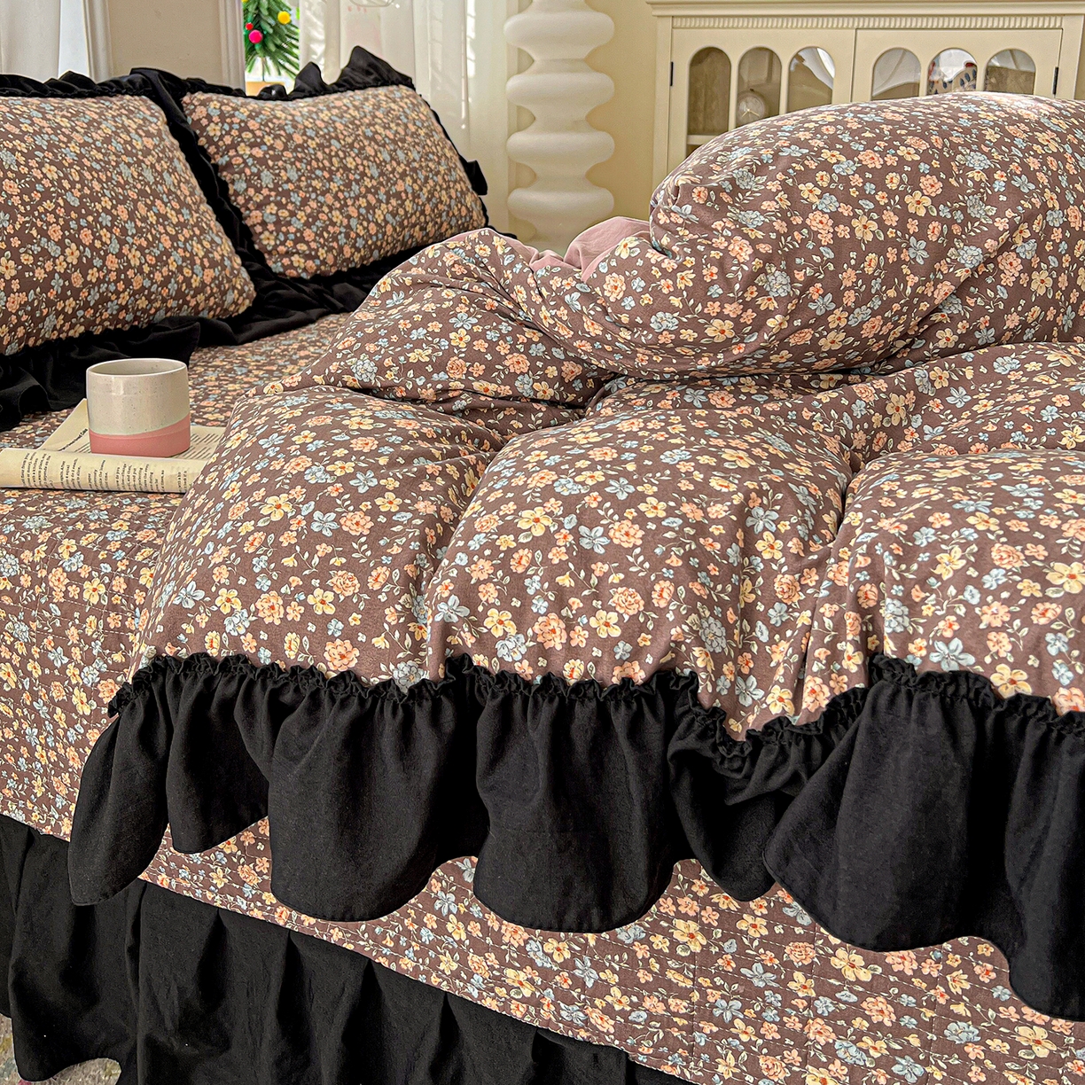 91家纺网 家纺一手货源 找家纺 富米莱（原臻工厂） 2026新款法式赫本风大花边A类古法仿棉云感纱床盖床裙四件套-场景二 漫野