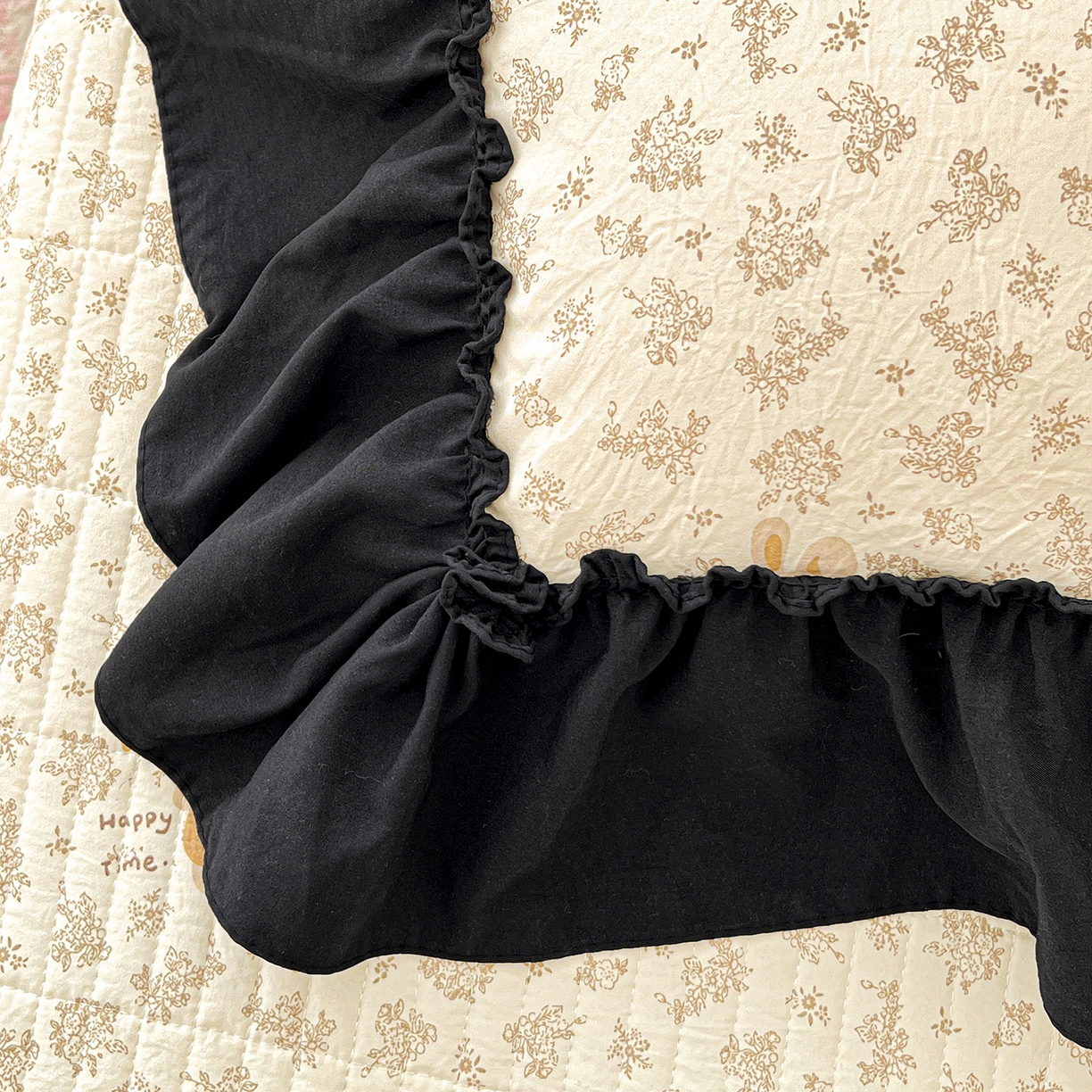 91家纺网 家纺一手货源 找家纺 富米莱（原臻工厂） 2026新款法式赫本风大花边A类古法仿棉云感纱床盖床裙四件套-场景二 午后时光