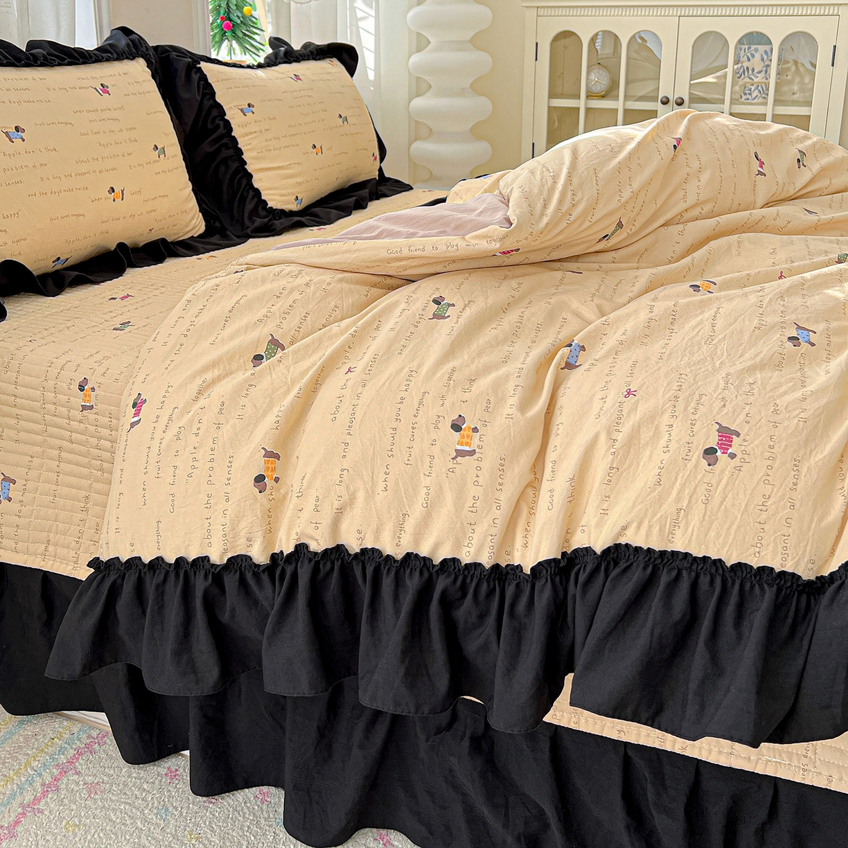 91家纺网 家纺一手货源 找家纺 富米莱（原臻工厂） 2026新款法式赫本风大花边A类古法仿棉云感纱床盖床裙四件套-场景二 狗狗家族