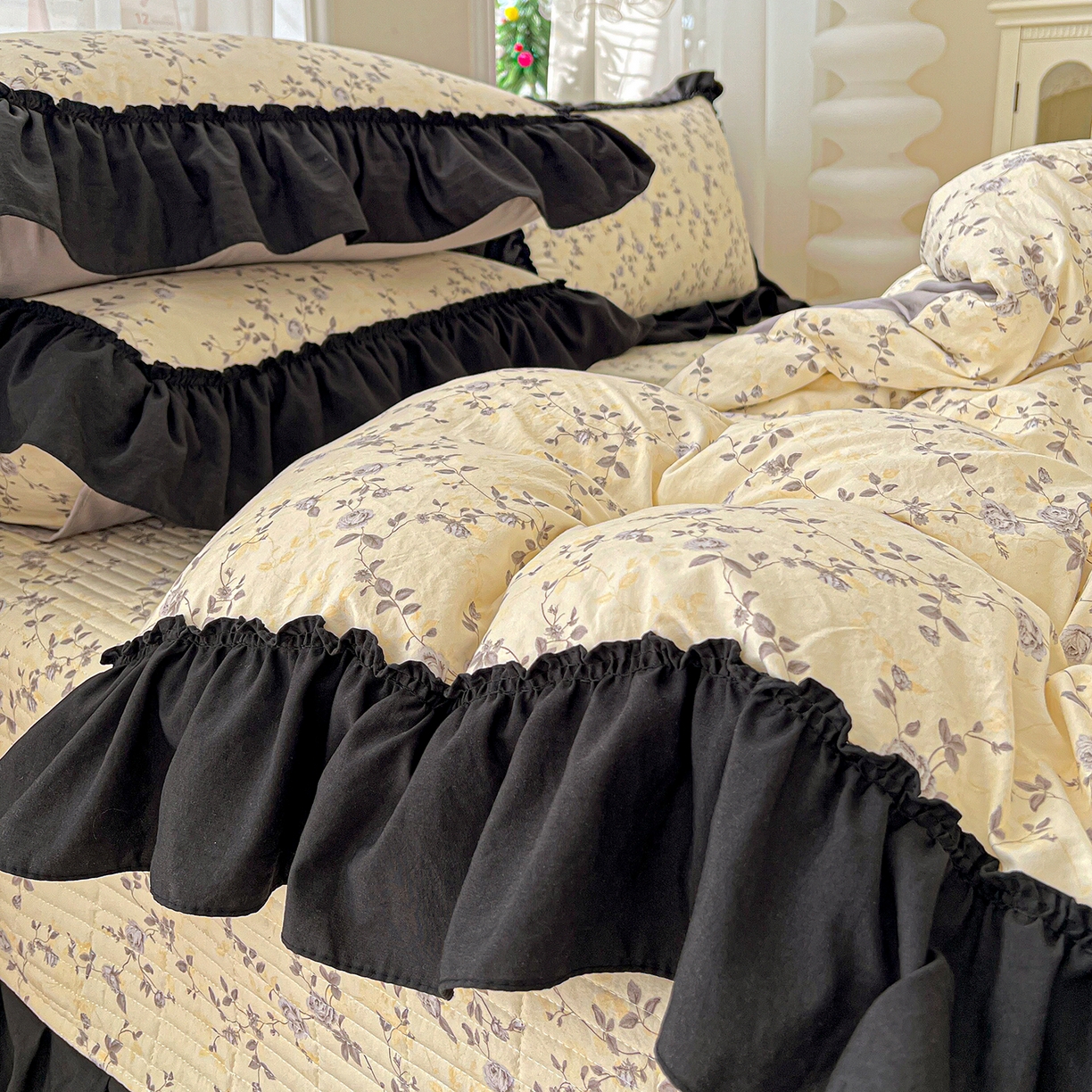 91家纺网 家纺一手货源 找家纺 富米莱（原臻工厂） 2026新款法式赫本风大花边A类古法仿棉云感纱床盖床裙四件套-场景二 槿上花开