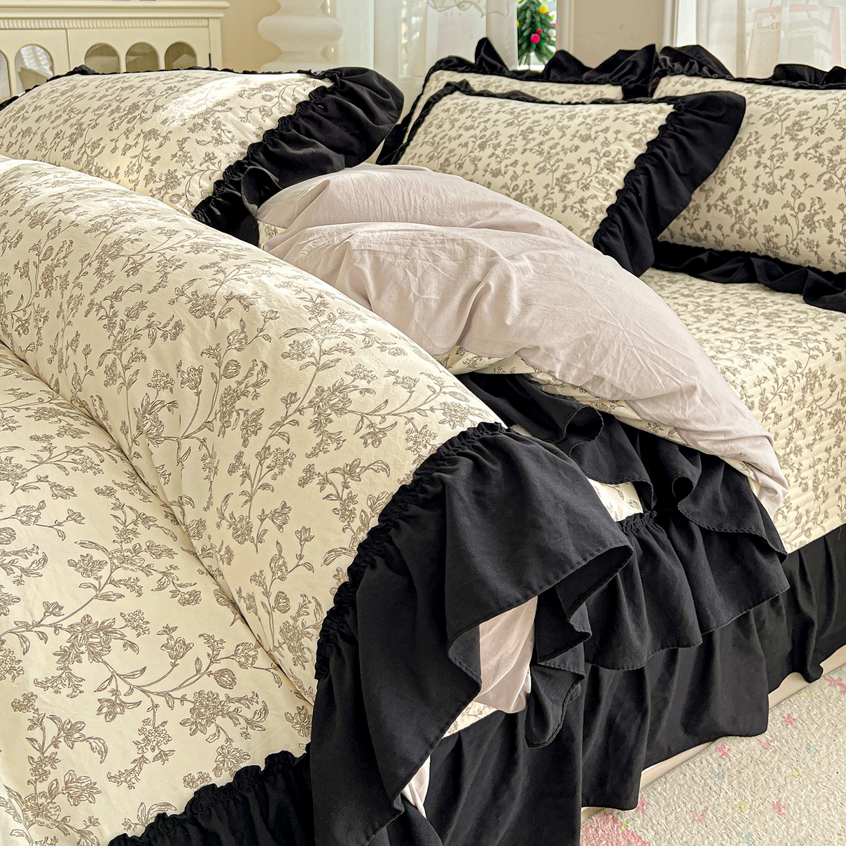 91家纺网 家纺一手货源 找家纺 富米莱（原臻工厂） 2026新款法式赫本风大花边A类古法仿棉云感纱床盖床裙四件套-场景二 星河入梦