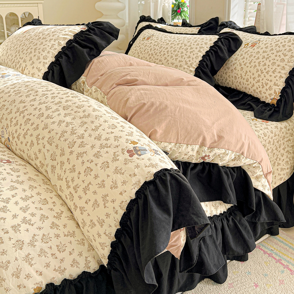 91家纺网 家纺一手货源 找家纺 富米莱（原臻工厂） 2026新款法式赫本风大花边A类古法仿棉云感纱床盖床裙四件套-场景二 午后时光