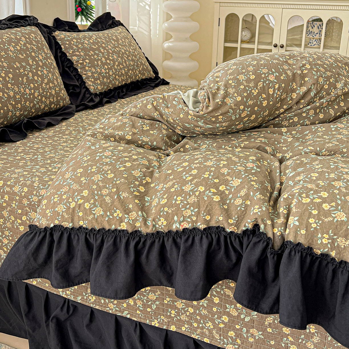 91家纺网 家纺一手货源 找家纺 富米莱（原臻工厂） 2026新款法式赫本风大花边A类古法仿棉云感纱床盖床裙四件套-场景二 知否