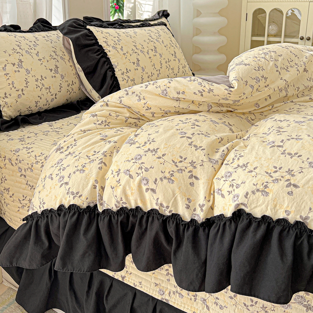 91家纺网 家纺一手货源 找家纺 富米莱（原臻工厂） 2026新款法式赫本风大花边A类古法仿棉云感纱床盖床裙四件套-场景二 槿上花开