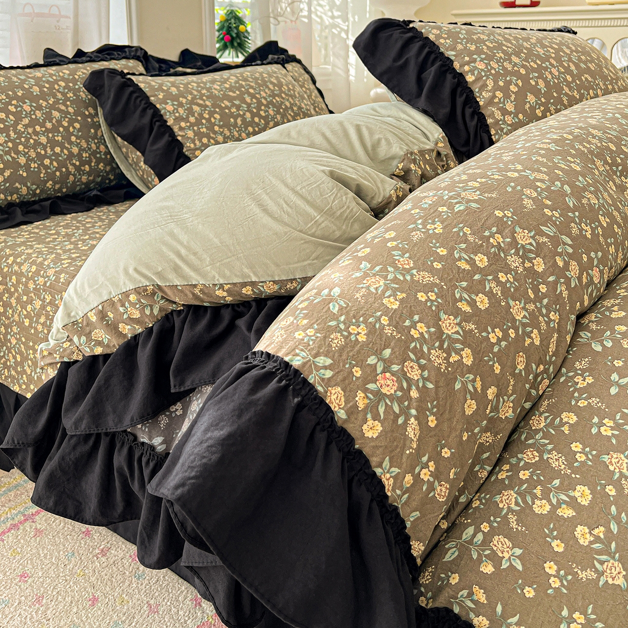 91家纺网 家纺一手货源 找家纺 富米莱（原臻工厂） 2026新款法式赫本风大花边A类古法仿棉云感纱床盖床裙四件套-场景二 知否