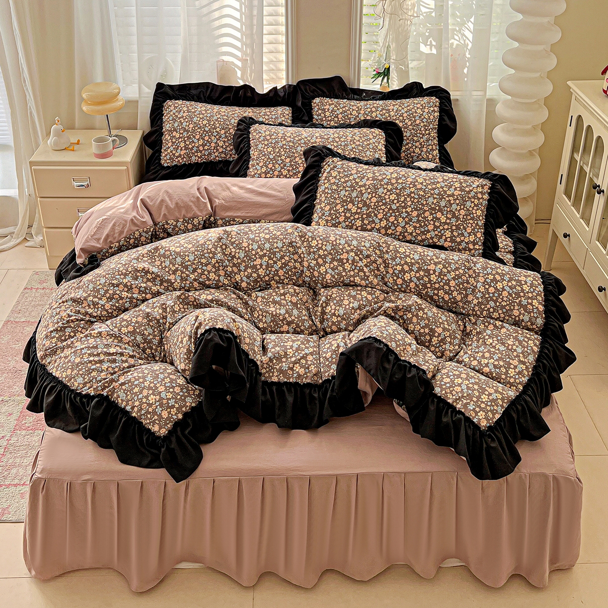 91家纺网 家纺一手货源 找家纺 富米莱（原臻工厂） 2026新款法式赫本风大花边A类古法仿棉云感纱床盖床裙四件套-场景二 漫野